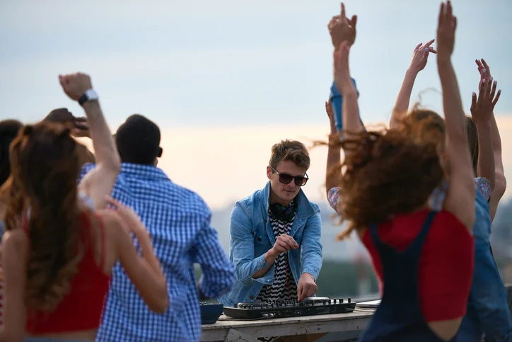 Un DJ
