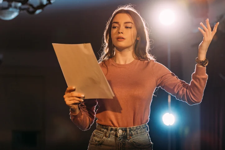 Un'attrice prova le sue battute