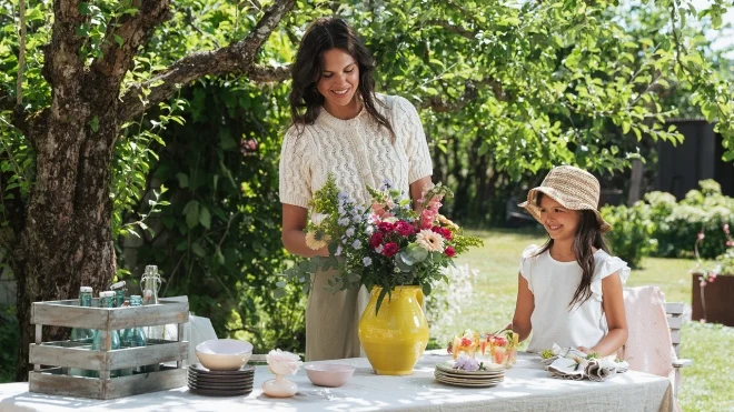 una madre si prende cura dei suoi fiori con la figlia