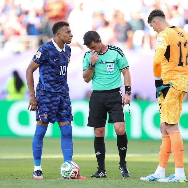 L'arbitro uzbeko Ilgiz Tantashev, durante la partita Paraguay-Francia (0-1), negli ottavi di finale del Mondiale 2026
