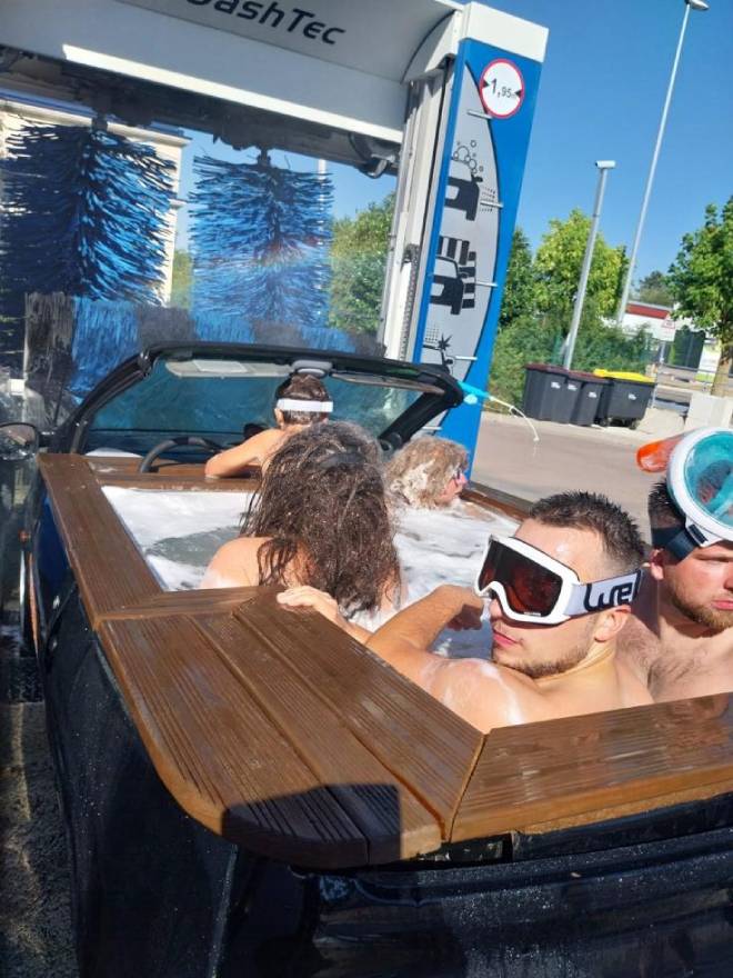 Gruppo di amici che hanno installato una piscina sulla loro Twingo