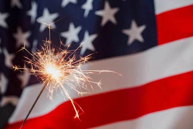 Una stella filante sullo sfondo di una bandiera americana
