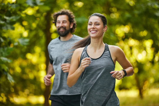 Una coppia va a fare jogging