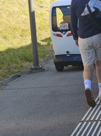 Una mini-auto su un treno