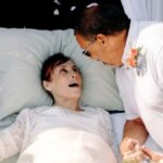 Affetta da un cancro terminale, sposa il suo compagno sul letto d'ospedale dopo 33 anni insieme


