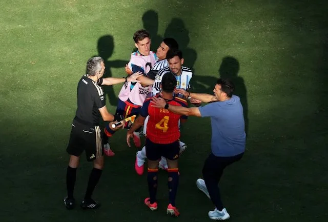 Leandro Paredes ed Eric Garcia si scambiano qualche parola dopo la finale dei Mondiali 2026