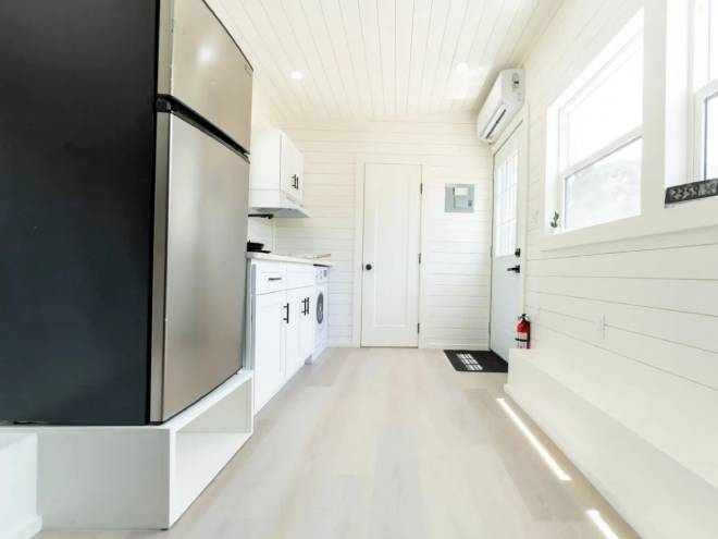Interno della minuscola casa di Dragon Tiny Homes