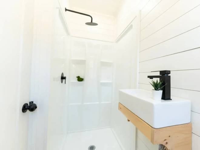 Bagno nella piccola casa di Dragon Tiny Homes