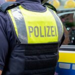 2 poliziotti sorprendono un bambino che lancia in aria un cucciolo “come una bambola”, la spiegazione data dalla madre lascia senza parole


