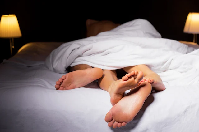 Una coppia che si abbraccia a letto