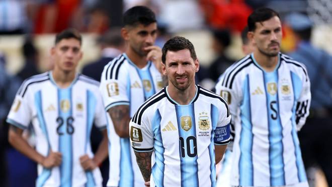 Lionel Messi e i suoi compagni di squadra dopo la sconfitta ai Mondiali del 2026