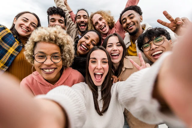 Un gruppo di amici si fa un selfie