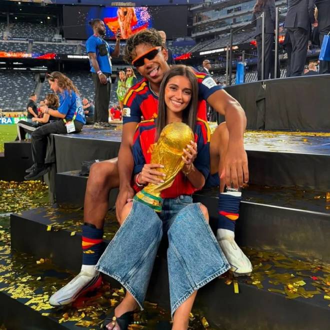 Lamine Yamal e la sua compagna Inés Garcia con il trofeo della Coppa del Mondo