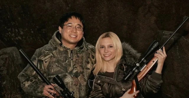 Gli attori Henrique Kimura e Lorena Comparato in Elize: emergono dall'ombra