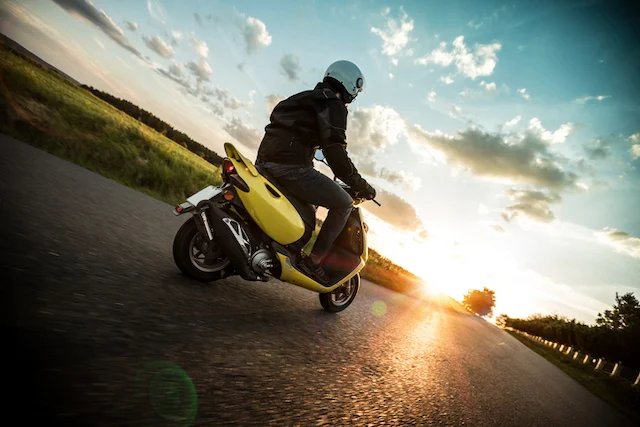 Un uomo in sella a uno scooter