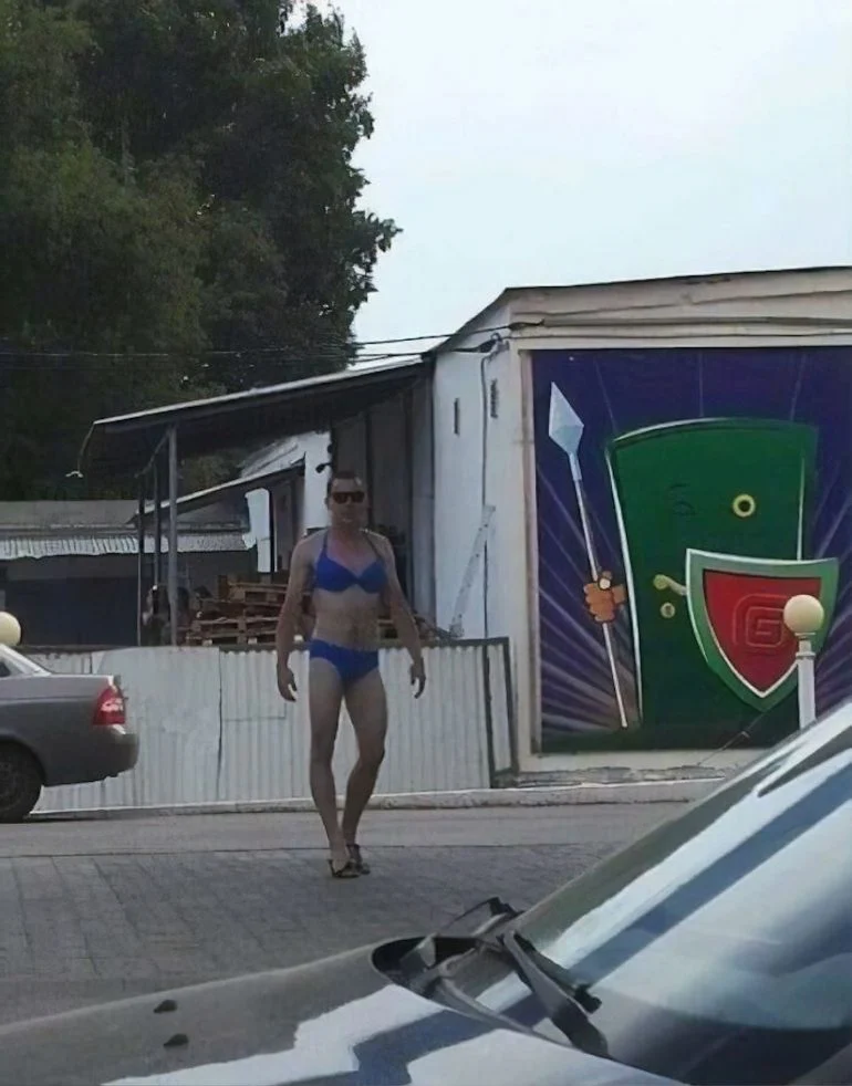 Uomo in bikini in una stazione di servizio in Russia