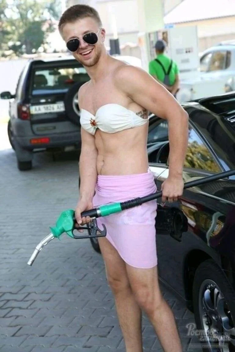 Uomo in bikini in una stazione di servizio in Russia