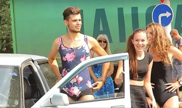 Uomo in bikini in una stazione di servizio in Russia