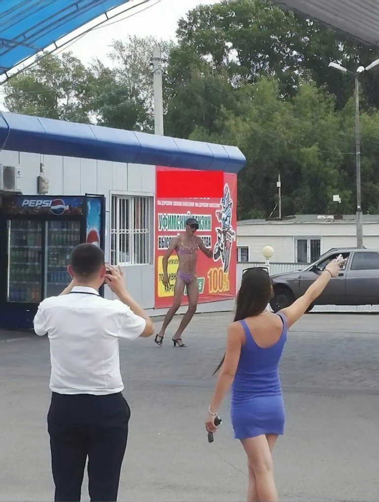 Uomo in bikini in una stazione di servizio in Russia