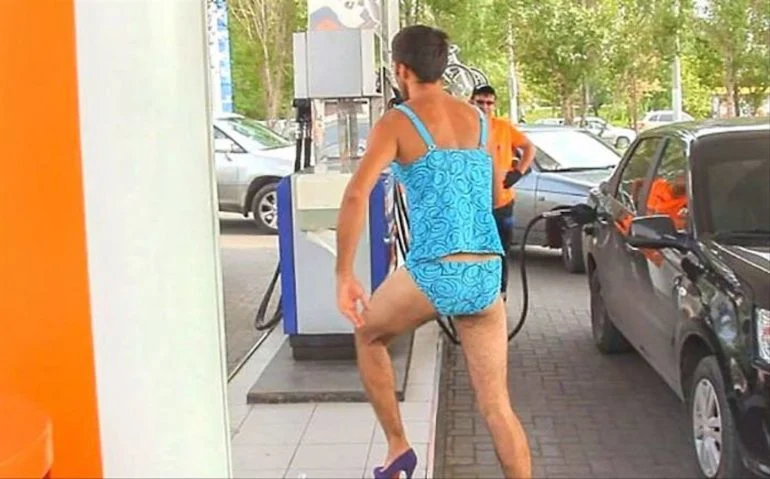 Uomo in bikini in una stazione di servizio in Russia