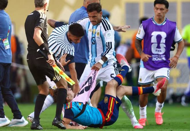 Leandro Paredes attacca un giocatore spagnolo durante la finale Spagna-Argentina