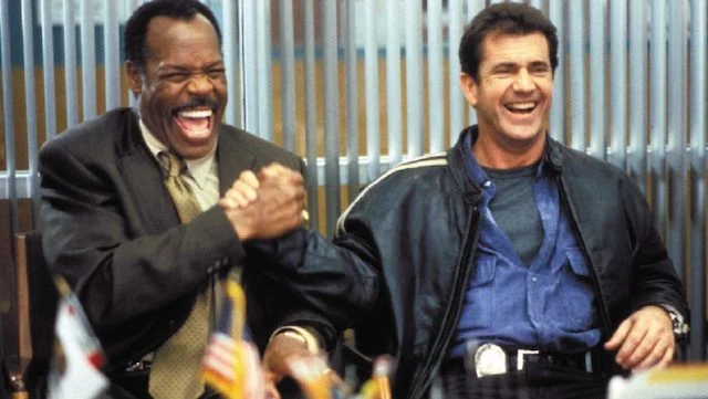Gli attori Danny Glover e Mel Gibson in Arma letale