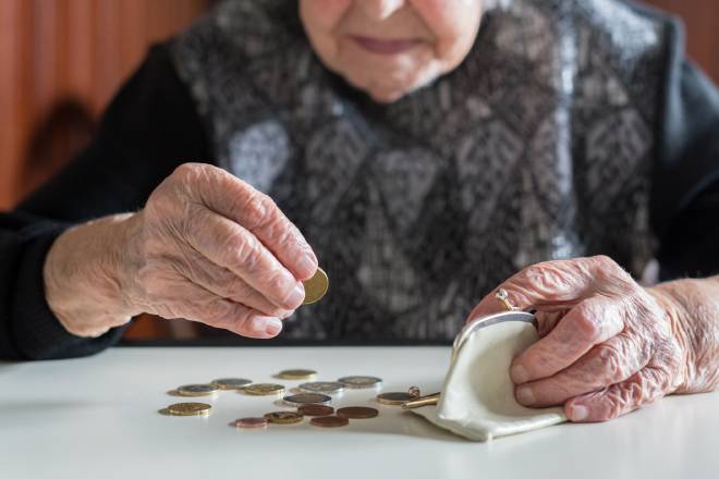 Pensionato che conta le sue monete