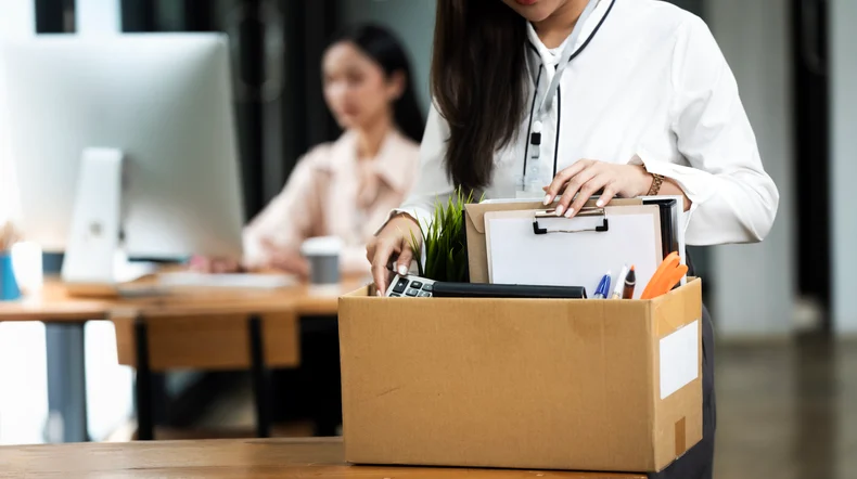 Una dipendente che prende le sue cose dopo essere stata licenziata