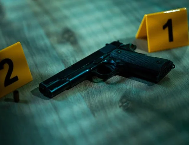 Una pistola sulla scena del crimine