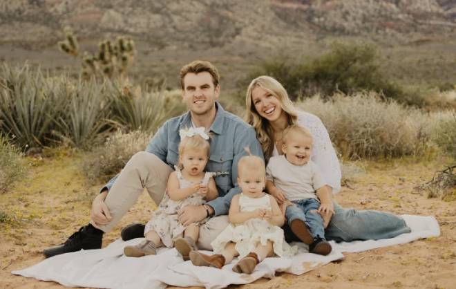 Kyrsten e Dayne Brown con i loro tre gemelli