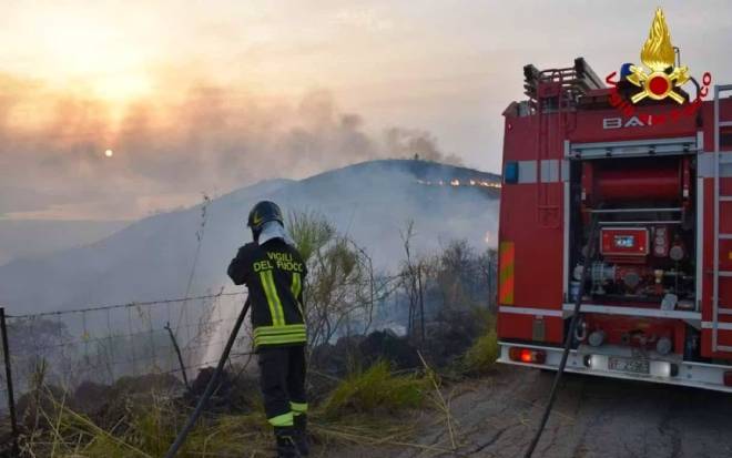 Vigile del fuoco italiano tenta di spegnere un incendio in Calabria
