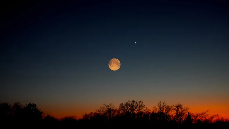 La luna piena arancione