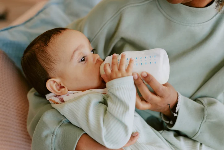 Una madre che dà il biberon al suo bambino