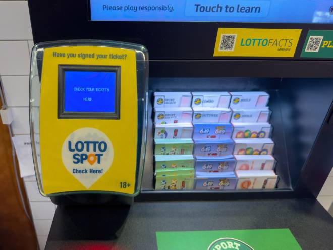 macchina che controlla i biglietti del Lotto