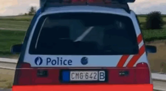 Cartoncino stampato come un'auto della polizia