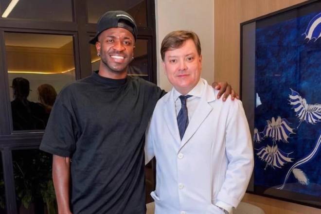 Vinicius Jr. con il suo chirurgo plastico