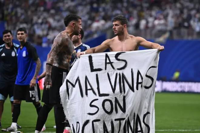 Striscione che afferma che le Falkland sono argentine esposto durante la partita Argentina-Inghilterra