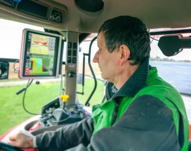 un agricoltore su un trattore con tecnologia Farmi