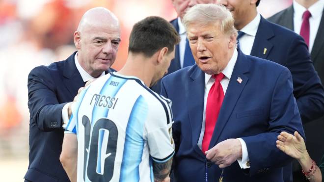 Gianni Infantino e Donald Trump regalano una medaglia a Messi ai Mondiali del 2026