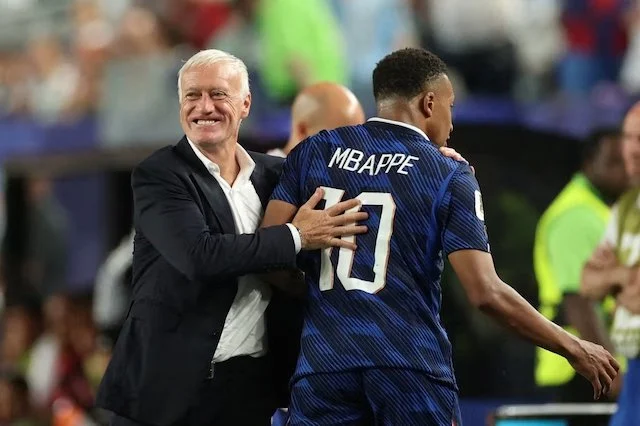 Didier Deschamps e Kylian Mbappé, durante la partita dei Mondiali di calcio tra Francia e Iraq, a Filadelfia, il 22 giugno 2026