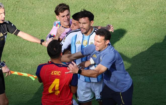 Scontro tra giocatori argentini e spagnoli durante la finale dei Mondiali 2026