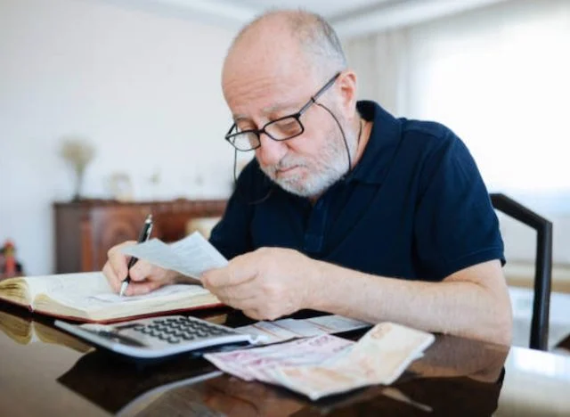 Un pensionato che fa i calcoli