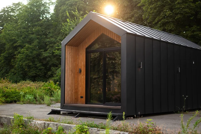 Una piccola casa installata nel bosco