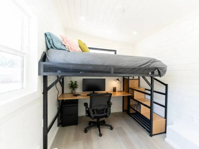 Soppalco e ufficio nella piccola casa Dragon Tiny Homes
