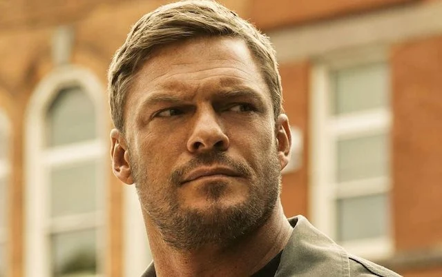L'attore Alan Ritchson nella serie Reacher