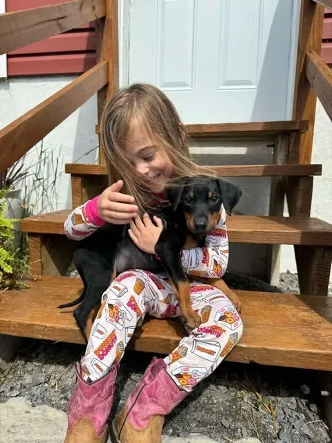 La cagnolina Keira tra le braccia della sua giovane padrona