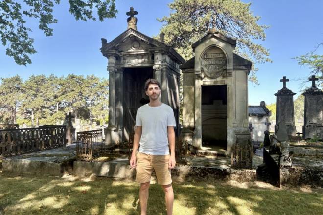 Benjamin Pertuisot, giardiniere, in un cimitero