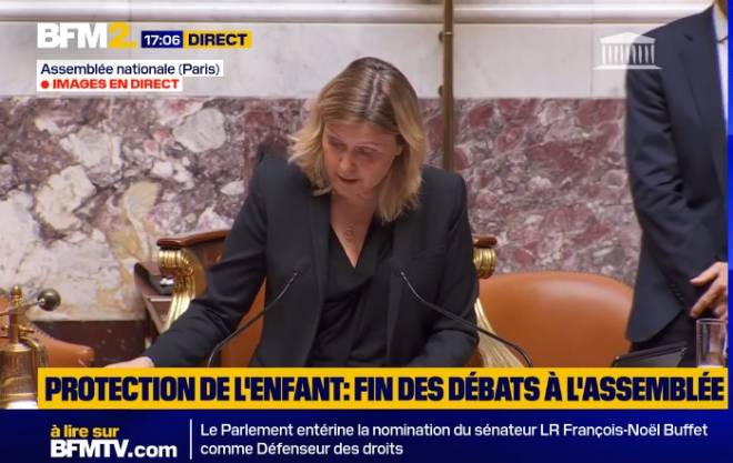 Screenshot di BFMTV che mostra una votazione in Assemblea