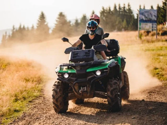 Due giovani su un quad