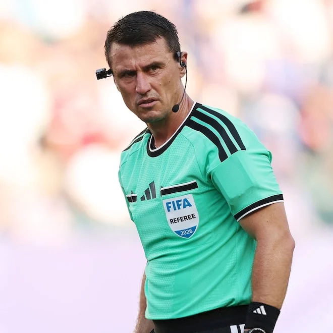 L'arbitro uzbeko Ilgiz Tantashev, durante la partita Paraguay-Francia (0-1), negli ottavi di finale del Mondiale 2026